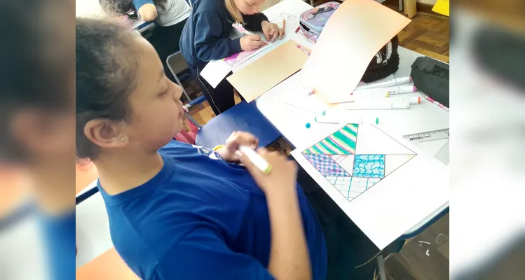 A turma também utilizou o Tangram para a confecção de desenhos.