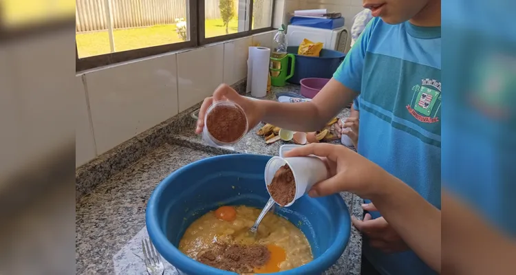 Teoria, com videoaula, e prática, com confecção de bolo, engajaram estudantes dentro do assunto.