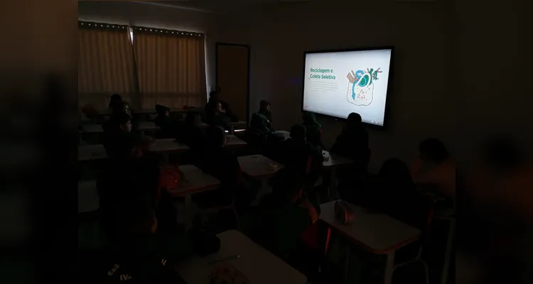 Recicláveis foram utilizados para entendimento do conteúdo matemático.