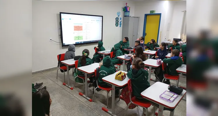 Recicláveis foram utilizados para entendimento do conteúdo matemático.
