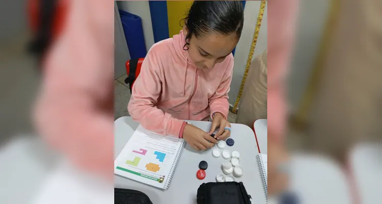 Recicláveis foram utilizados para entendimento do conteúdo matemático.