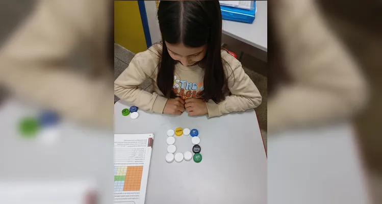 Recicláveis foram utilizados para entendimento do conteúdo matemático.