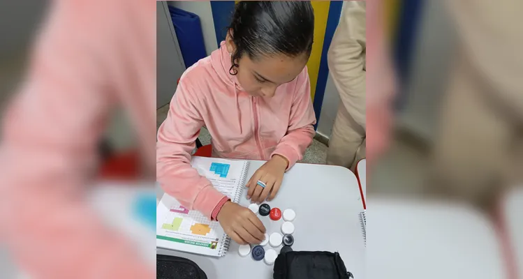 Recicláveis foram utilizados para entendimento do conteúdo matemático.