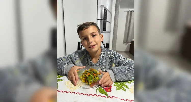 Confira registros do trabalho em sala, da Feira do Produtor e das refeições saudáveis dos alunos em casa.