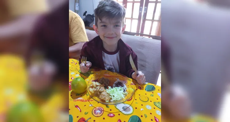 Confira registros do trabalho em sala, da Feira do Produtor e das refeições saudáveis dos alunos em casa.