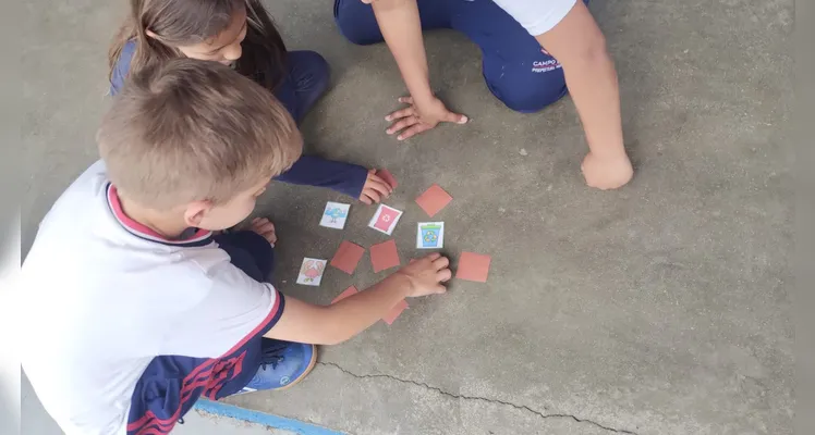 Veja o trabalho com a videoaula, confecção de jogos, entrega e a diversão dos colegas.