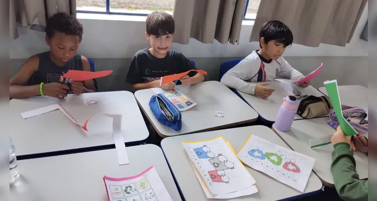 Veja o trabalho com a videoaula, confecção de jogos, entrega e a diversão dos colegas.