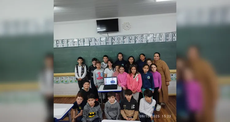 Aplicações práticas ocorreram em sala e em frente à instituição de ensino.