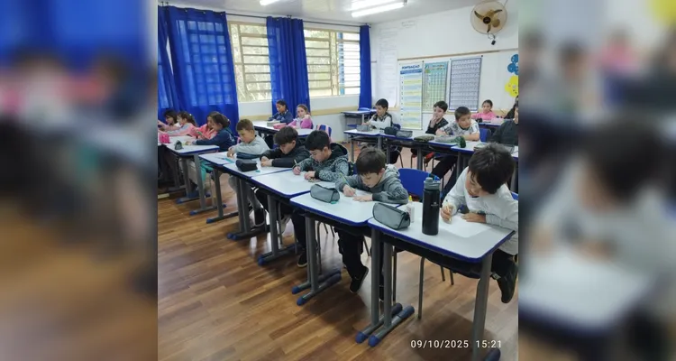 Aplicações práticas ocorreram em sala e em frente à instituição de ensino.