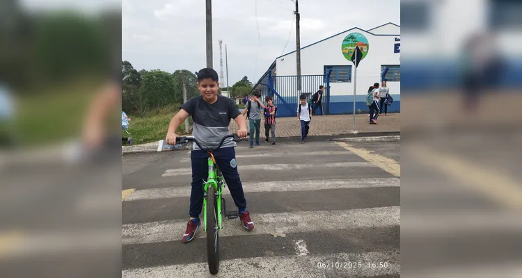 Aplicações práticas ocorreram em sala e em frente à instituição de ensino.