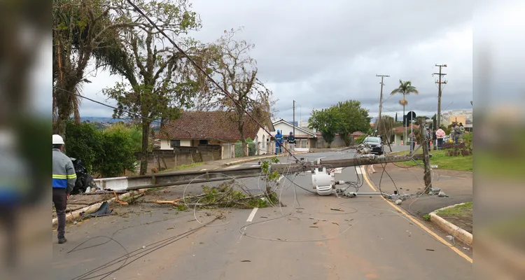 Veja fotos do grave acidente que derrubou dois postes em PG