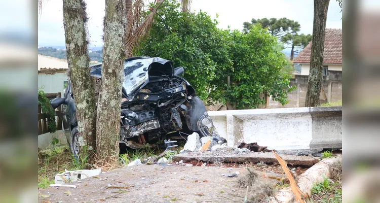Veja fotos do grave acidente que derrubou dois postes em PG