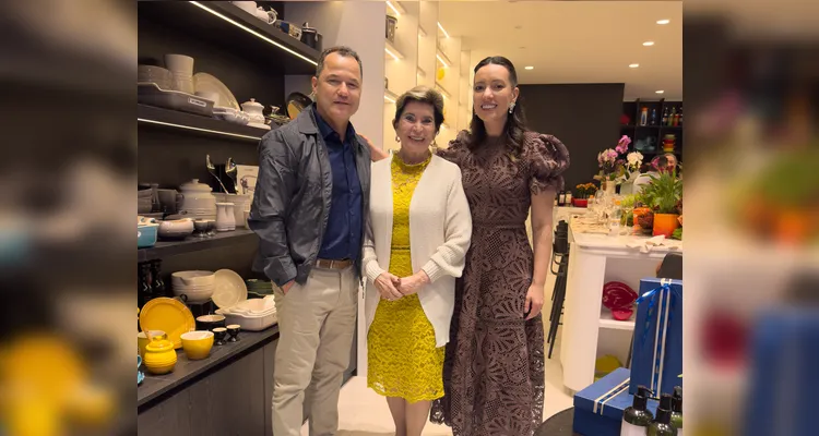 Os empresários Marcelo e Amelya Alves ladeando a prefeita Elizabeth Schmidt