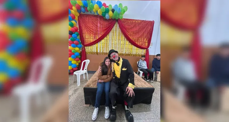 Sophia Ertel com o Palhaço Siricutico no Salão Paroquial da Igreja Bom Jesus (cidade alta).
