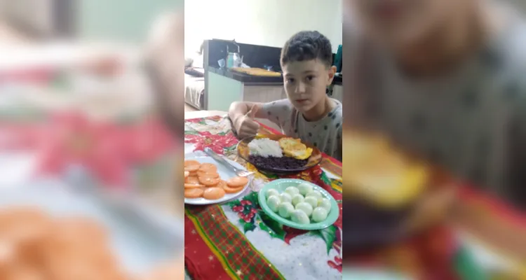 Confira registros do trabalho em sala, da Feira do Produtor e das refeições saudáveis dos alunos em casa.