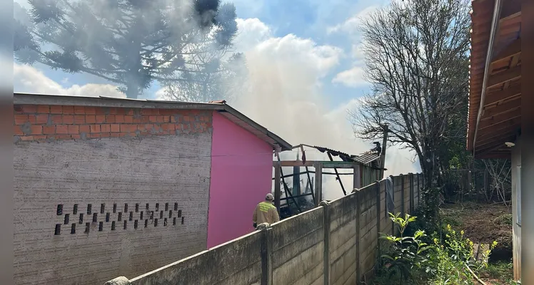 Residência foi consumida pelo fogo