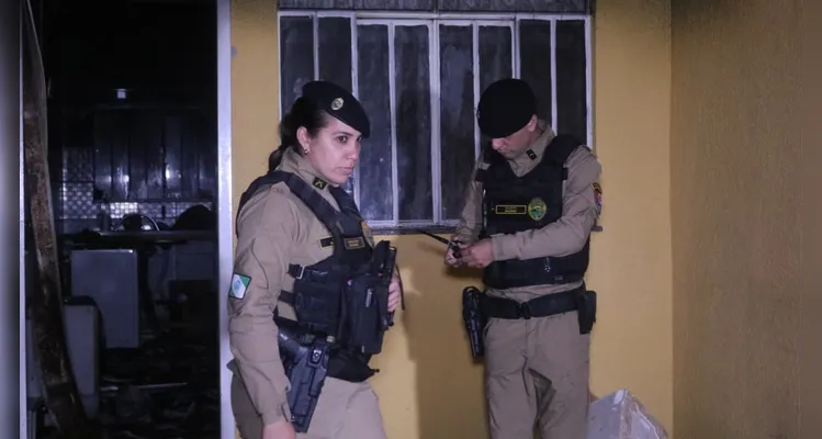 Fotos revelam destruição em casa incendiada após desavença em PG