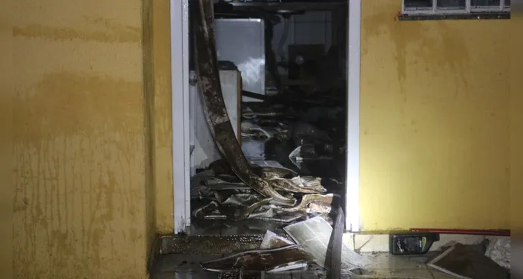 Fotos revelam destruição em casa incendiada após desavença em PG
