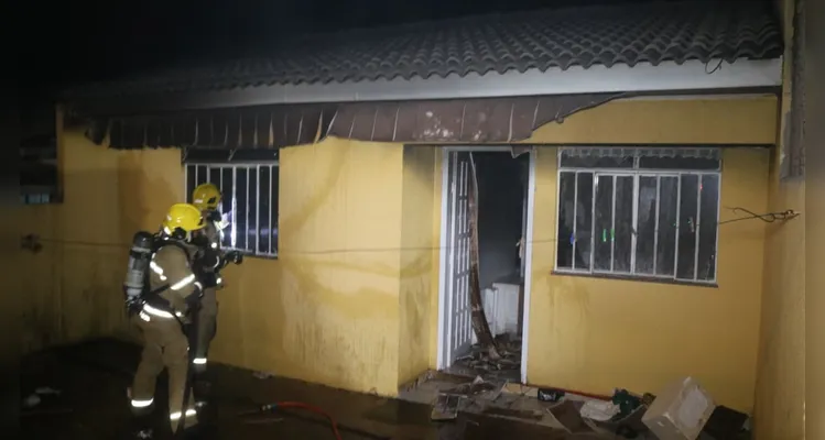 Fotos revelam destruição em casa incendiada após desavença em PG