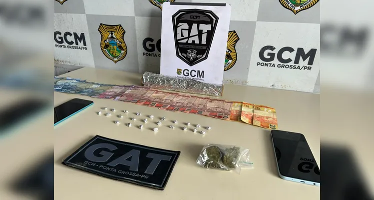 Mulher assume esconder maconha, mas equipe encontra crack em residência em PG