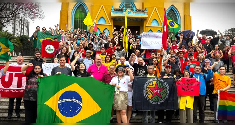 Mesmo com chuva, protesto contra PEC da Blindagem e Anistia ocorre em PG