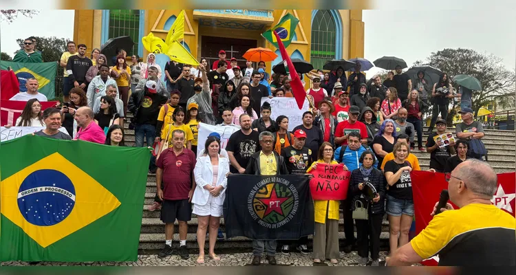Mesmo com chuva, protesto contra PEC da Blindagem e Anistia ocorre em PG