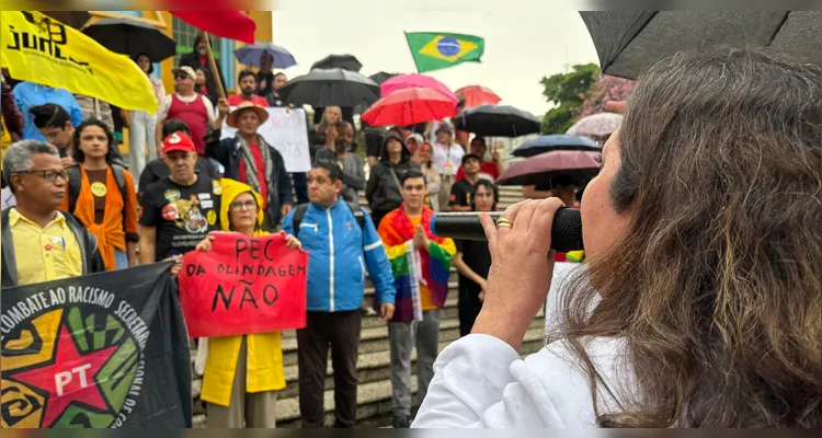 Mesmo com chuva, protesto contra PEC da Blindagem e Anistia ocorre em PG