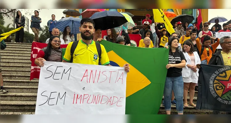 Mesmo com chuva, protesto contra PEC da Blindagem e Anistia ocorre em PG