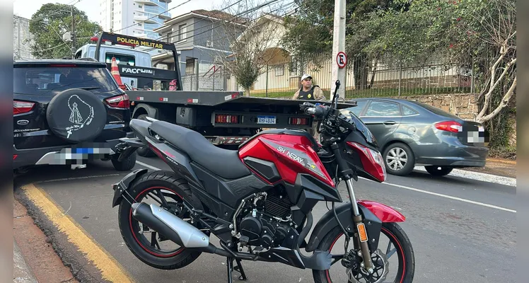 Motociclista de tornozeleira tem fratura na perna após colidir contra carro em PG