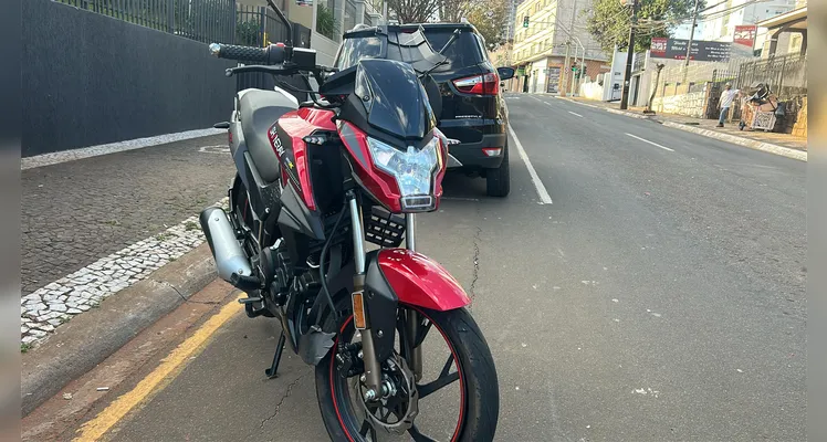 Motociclista de tornozeleira tem fratura na perna após colidir contra carro em PG