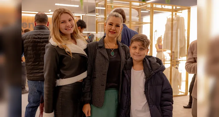 Mariana Tobias, Tania Sviercoski e Arthur Tobias.