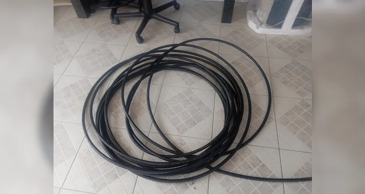 Trio corta cabo de fibra óptica e deixa 4 mil moradores de Carambeí sem internet