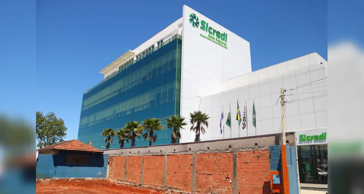 Terrenos serão limpos, para serem preparados para receber as obras da nova sede