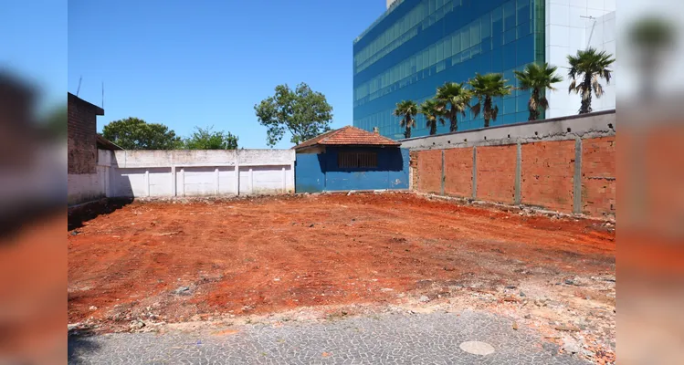 Terrenos serão limpos, para serem preparados para receber as obras da nova sede