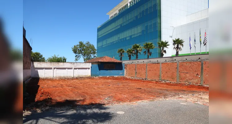 Terrenos serão limpos, para serem preparados para receber as obras da nova sede