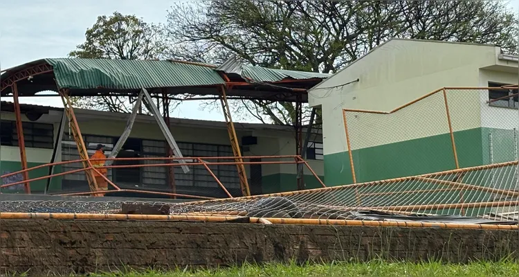 Fotos revelam destruição de teto de ginásio em escola de PG