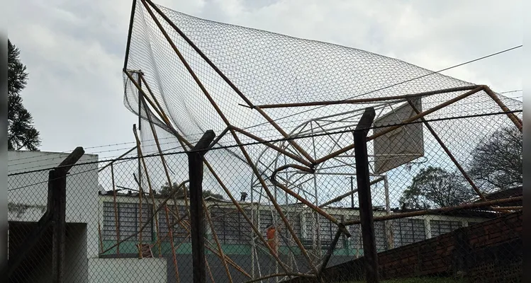Fotos revelam destruição de teto de ginásio em escola de PG