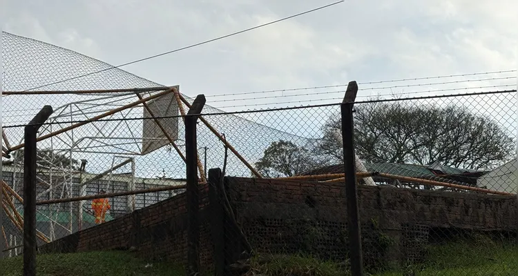 Fotos revelam destruição de teto de ginásio em escola de PG