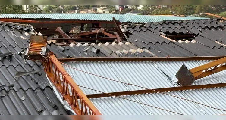 Fotos revelam destruição de teto de ginásio em escola de PG
