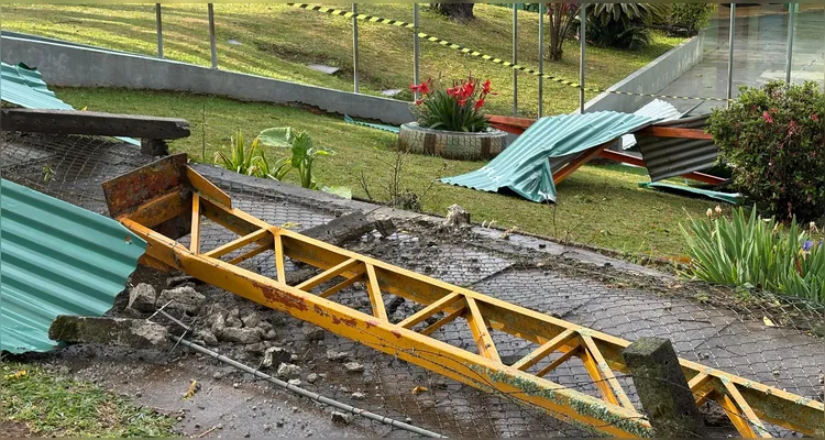 Fotos revelam destruição de teto de ginásio em escola de PG