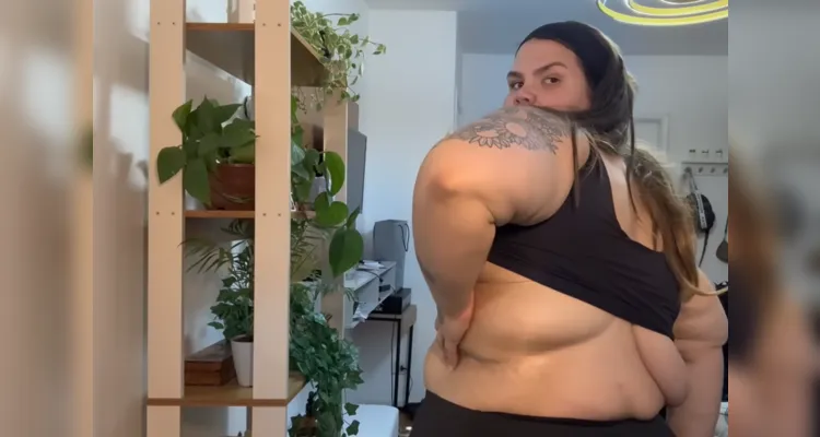 Thais Carla faz tour pelo corpo após bariátrica