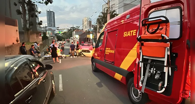 Acidente deixa carro tombado e quatro vítimas encaminhadas ao hospital em PG