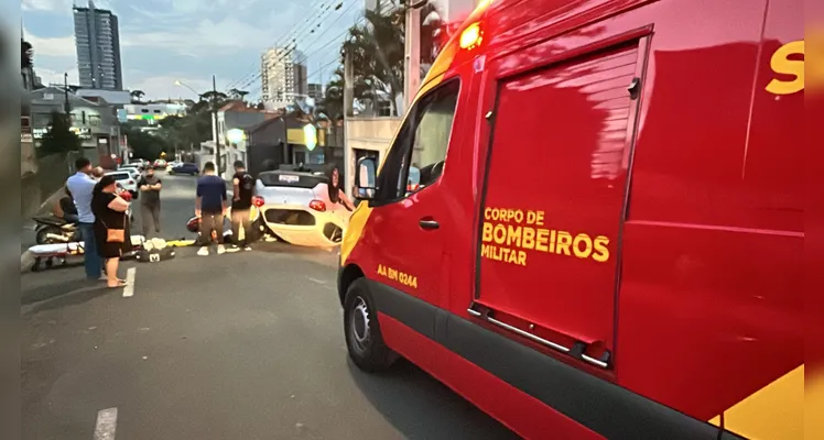 Acidente deixa carro tombado e quatro vítimas encaminhadas ao hospital em PG