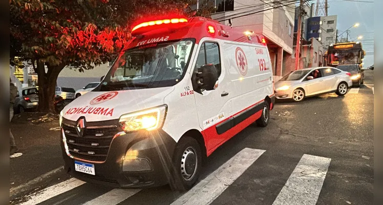 Acidente deixa carro tombado e quatro vítimas encaminhadas ao hospital em PG