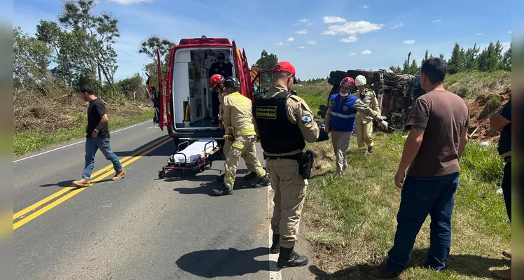 Tombamento na PR-151 deixa condutor preso em caminhão; veículo tem risco de explosão