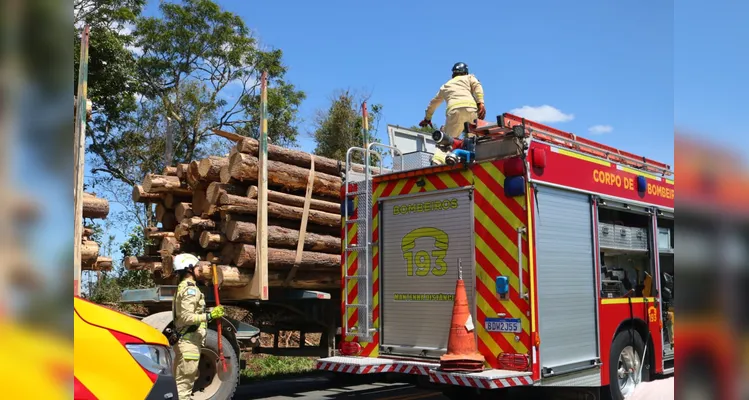 Tombamento na PR-151 deixa condutor preso em caminhão; veículo tem risco de explosão