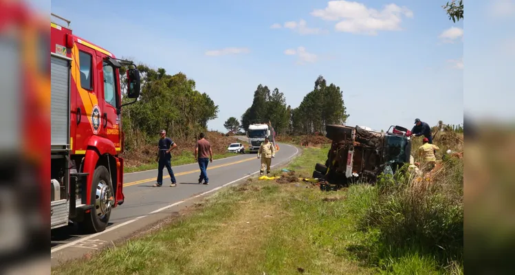 Tombamento na PR-151 deixa condutor preso em caminhão; veículo tem risco de explosão
