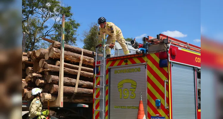 Tombamento na PR-151 deixa condutor preso em caminhão; veículo tem risco de explosão