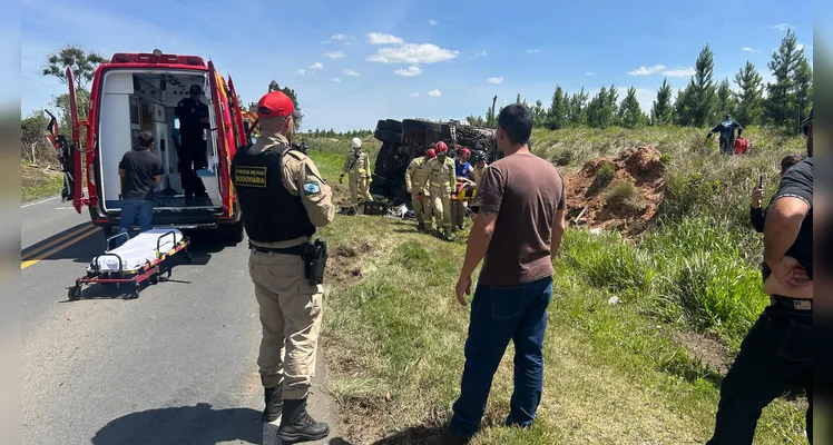 Tombamento na PR-151 deixa condutor preso em caminhão; veículo tem risco de explosão