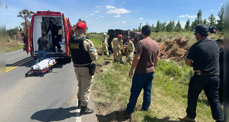 Tombamento na PR-151 deixa condutor preso em caminhão; veículo tem risco de explosão